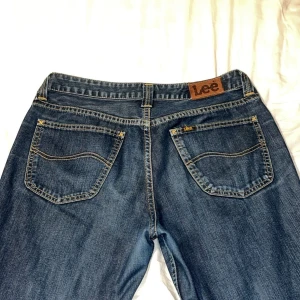 Lågmidjade Lee Jeans  - Snygga och unika lee jeans som är lowwaist och Flare. Använda ett fåtal gånger men har inga defekter förutom att de är klippa där nere då dom vart för långa för mig. Står ingen storlek men skulle säga att de är storlek 36/38, pris kan diskuteras💕💕