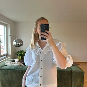 GANNI Blus - Blus från GANNI. Den har pyttelite sminkfläck på insidan av kragen (se bild) men inget som stör när man har på sig den.