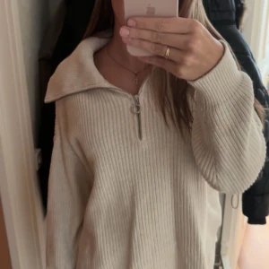 Stickad tröja  - Stl M använd bara ett få antal gånger jättefin och älskar färgen!💕