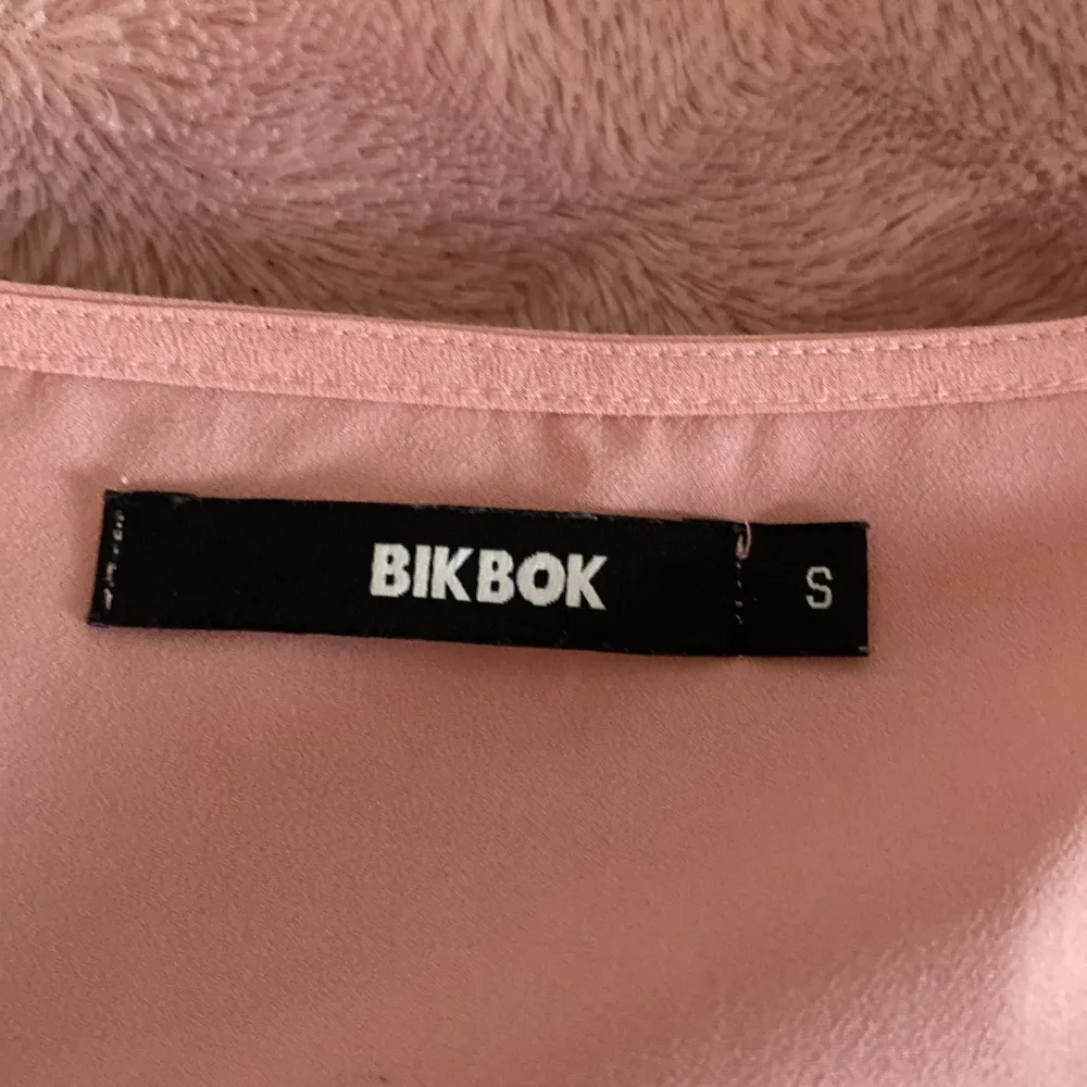 En fin blus Från BikBok i storlek S, kan inte skicka bild på hur den ser ut för den e för liten, tryck på köp nu!. Blusar.