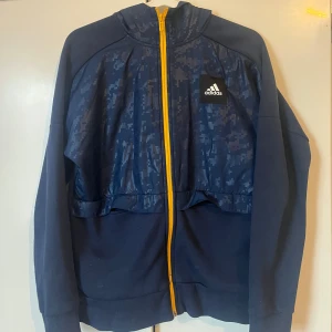 Adidas Sport Hoodie  - Säljer nu denna fina adidas hoodien, den är i väldigt bra skick och är nästan helt ny, inga täcken på slitage eller fläckar