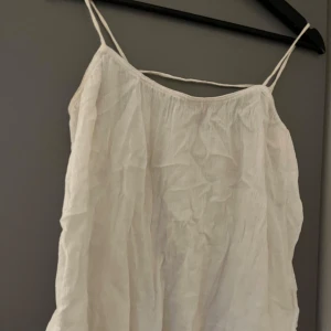 Vitt finare linne  - Jättebra skick, knappt använt bara legat nu i garderoben. Skönt lite ”finare” linne💗 