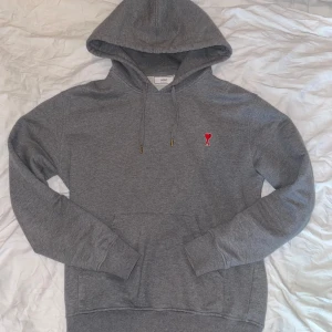 Ami Paris Hoodie - Säljer denna riktigt högkvalitativa Hoodie från Ami Paris. Den är i storlek S i mörk grå. Nypris över 2000kr!