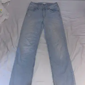 Ljus blåa jeans från Gina Young i storlek 164, köptes för nått år sen och har inte kommit till någon användning och är i bra skick💙