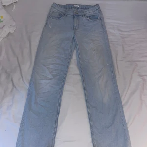 Ljus blåa Gina jeans - Ljus blåa jeans från Gina Young i storlek 164, köptes för nått år sen och har inte kommit till någon användning och är i bra skick💙