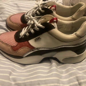 Färgglada sneakers från Karl Lagerfeld - Säljer ett par snygga och unika sneakers från Karl Lagerfeld.  Andvända 5 g har ett litet svart märke på ena skon se sista  bild   där av priset 500krr  köpte de för 2700 kr  