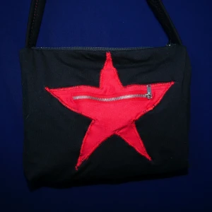 Handsydd handväska "orion" - Blandade material 100% återbruk Storlek: ca 19x24cm Band: ca 56cm Dragkedja: Finns Ficka med dragkedja på utsidan: Finns Effekt: fet swag på stan