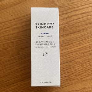 Oöppnat brightening serum 30 ml för alla hudtyper,  från Skincity/Skincare. Köpt för 499 kr 