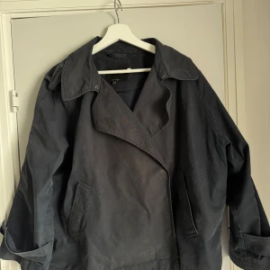 Massimo Dutti trenchcoat - Säljer min mörkblåa Massimo Dutti trenchcoat då den inte kommer till användning längre. Den är i väldigt bra skick och inga märken någonstans. Original pris 1600 kr