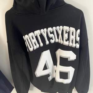 Säljer en jättefin hoodie från Forty Sixers i storlek S