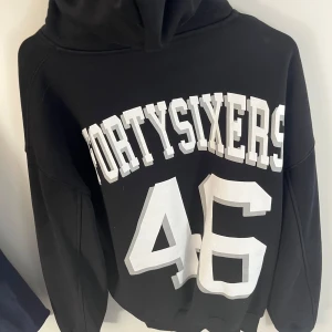 Hoodie - Säljer en jättefin hoodie från Forty Sixers i storlek S