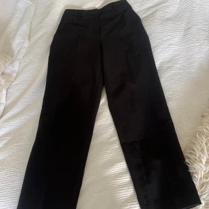 Svarta kostymbyxor  - Svarta kostymbyxor i storlek 36. Byxorna är oanvända 