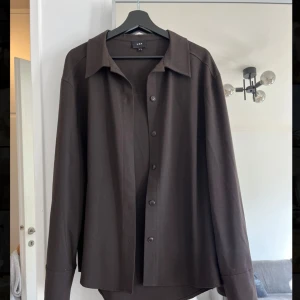 Overshirt LxA  - Säljer denna supersnygga overshirt från LxA i storlek M då jag har en likadan i annan färg. 
