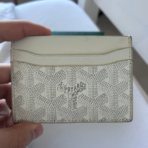 Plånbok - Riktigt fin plånbok, skriv om du har några frågor och priset är inte hugget i sten och kan diskuteras, skicka bara ett förslag om du vill eller skriv 