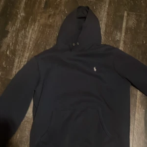 Ralph lauren Hoodie  - Skick 9/10 nästan helt ny inga defekter  Nypris 2000kr mitt pris 600kr marinblå 