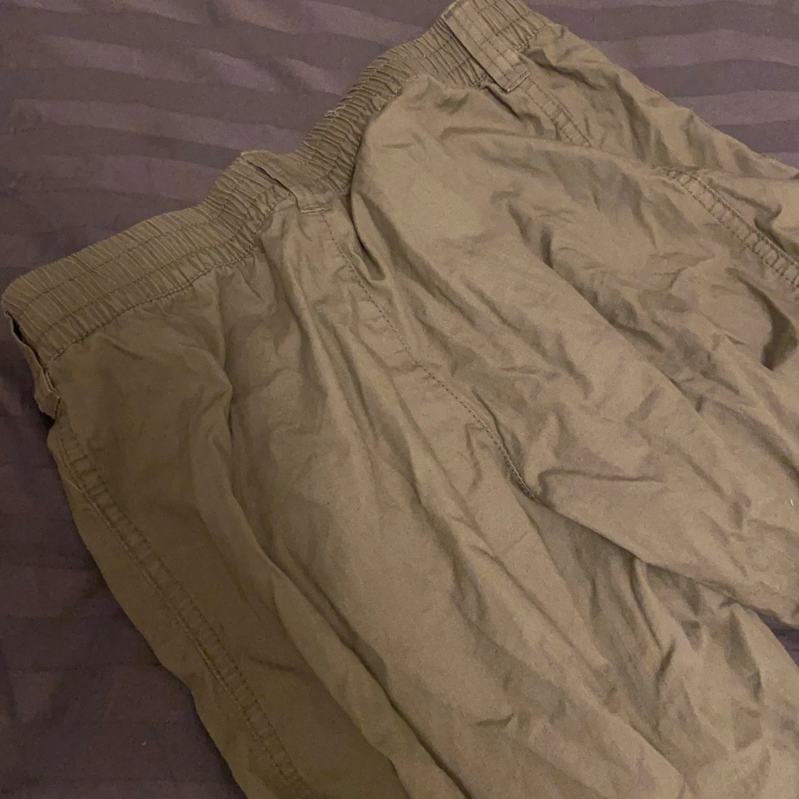 Gröna cargobyxor, inga bakfickor men fungerande byxor på sidorna! Xs men funkar som s. Byxorna är även nedvikta vi midjan på bilden. - 1