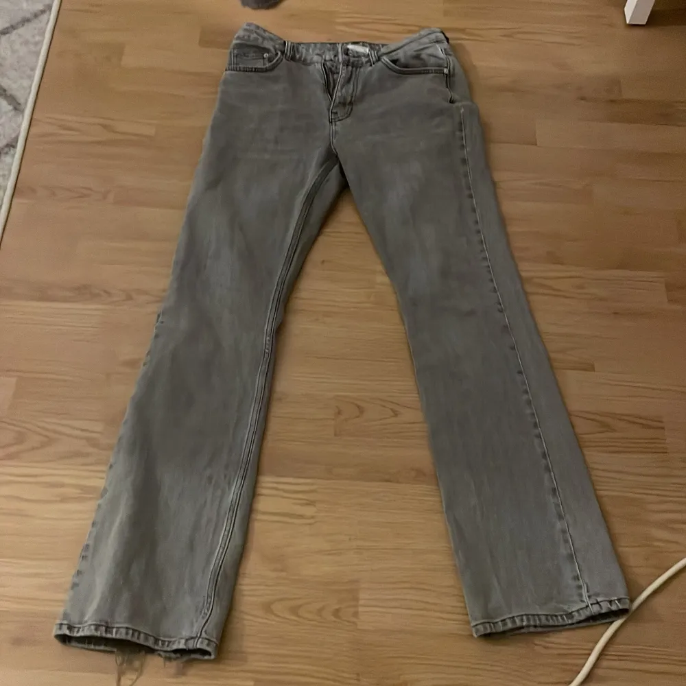 Säljer mina fina gina jeans eftersom de är lite på gränsen till försmå till mig och inte riktigt min stil… de är även lite stampade längst ner på benet (bild 4) storlek 38 (M) och perfekt längd för en som är i mellan 165-175, använda ca 4 gånger😍💗😊. Jeans & Byxor.