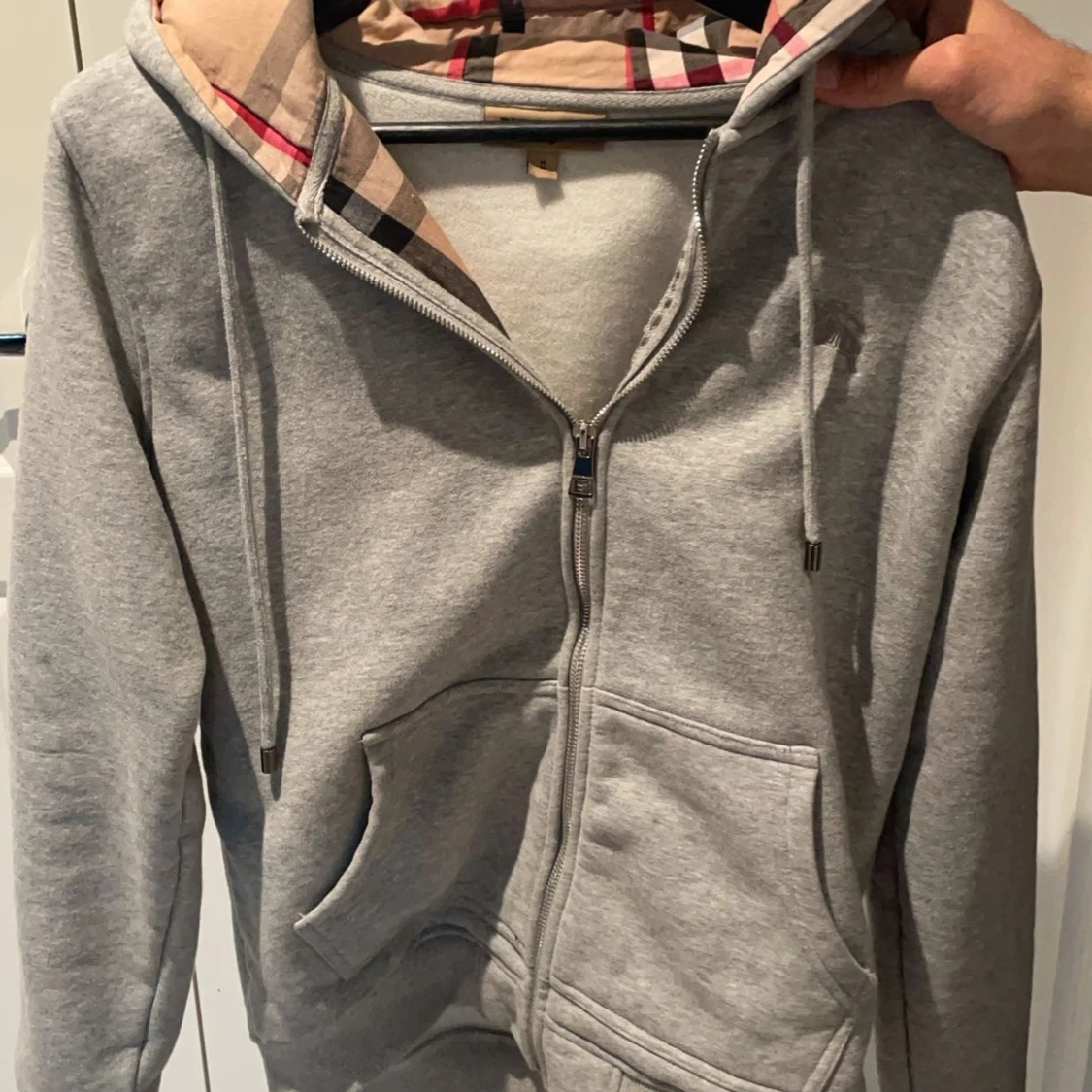 Grå hoodie med mönstrad huva - 91