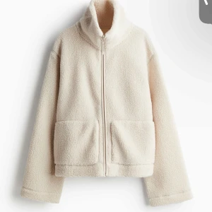 Pile jacka - Säljer denna pile tröjan / jackan från hm. Super populär. Storlek XL men väldigt små i storleken. 