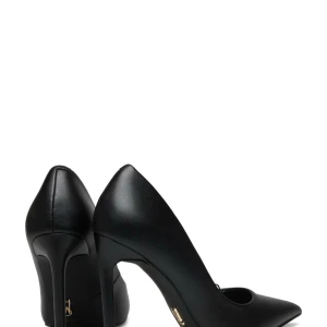 Steve Madden klackskor - Säljer mina nya steve madden klackskor  Stilrent Storlek 40 (små i storleken) Köpte dem men dom var tyvärr för små för mig.   