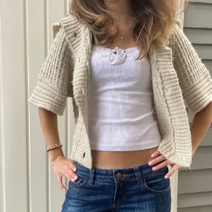 Kortärmad kofta  - INTE MINA BILDER!!! Säljer denna fina stickade kofta då jag inte använder den. Mjuk och skön ❤️