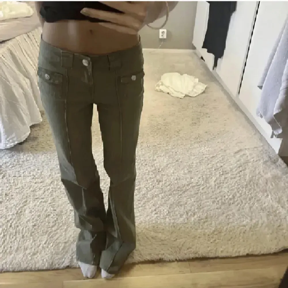 Gröna  jeans från hm i storlek 32. Lite slitningar vid hälen, men inget som syns när man har dom på sig💞💞. Jeans & Byxor.