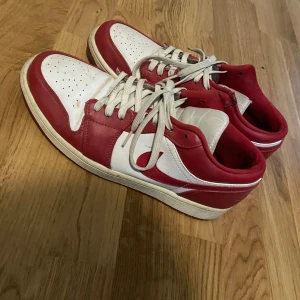 Jordan 1 gym red low  - Strl 43  Några defekter, han använts i ett par år. Undrar du nått så är de bara o fråga! Pris kan diskuteras vid snabbt affär.