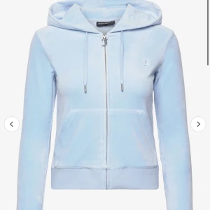 Juicy couture set  - Säljer mitt ena juicy set, det är ljusblått och i gott skick. Både byxorna och tröjan.  Nypris på detta är 2500kr 💓🫶🪽 