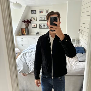 Höst/vinter Jacka  - - Mocka jacka från brothers nypris 3000kr.  -Storlek M  -Använd nån gång och i väldigt bra skick. Märke= Human Scales I övrigt väldigt snygg och passar perfekt till både hösten och vintern.
