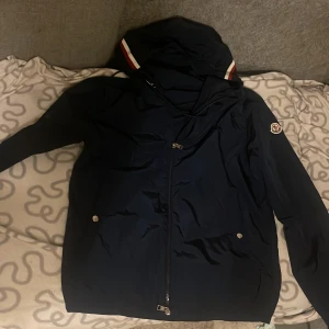 Monclear windbreaker - Helt ny moncler jacka oanvänd för liten för mig.