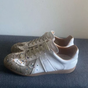 Maison Margielas  - Feta gats i storlek 44, nästa helt nya använda fåtal ggr och sparsamt så 9/10 skick🔥 box och dustbags medkommer vid köp, hör av er vid frågor och funderingar🙌🏼