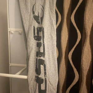 Gasp Byxor - Säljer mina Gasp träningsbyxor pågrund av att dom knappt kommit till användning, storlek S men funkar för M. Bra skick men tror dom har blivit lite mörkare efter tvätt annars inga problem.  Om det finns frågor är de bara skriva.