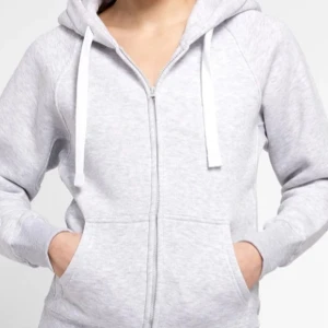 Russemerch tröja - Ljusgrå zip hoodie från Russemerch, fick hem två❤️ helt nytt skick! Skriv till mig för fler bilder ❤️