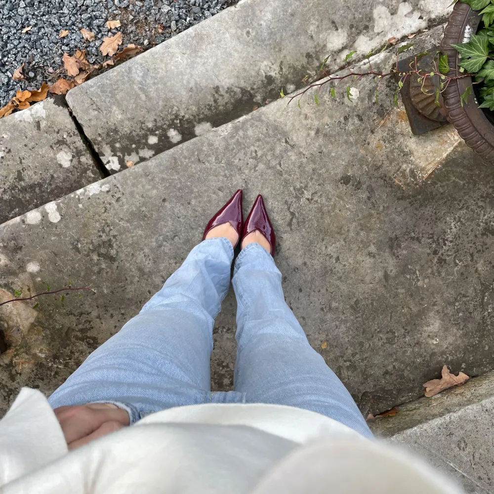 Säljer dessa lågmidjade raka jeans från bikbok i strl W25 L30. Kontakta för fler bilder eller frågor!🫶🏼. Farkut & Housut.