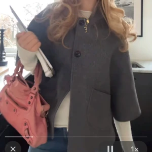 Cape - Jätte fin cape från Zara! Likadan som Filippa montán. Första bilden är lånad💗Pris kan diskuteras vid snabb affär!