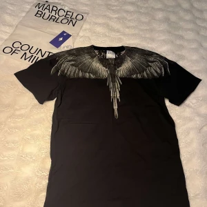 Marcelo Burlon Tshirt - Tjena hjälper en vän, då hans bank id inte fungerar. Kolla in ANB (4NB) på plick för en beskrivning och fler bilder på plagget, och sedan skriv till mig när du är redo att köpa!