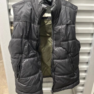 Gstar dunväst  - Dunväst i storlek L från Gstar nypris ca 3500  Säljer för 500kr