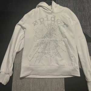 Sp5der Hoodie - Skön hoodie som inte används. Jag är 180cm o den e lite liten på mig annars jätte fint skick. Tröjan är i Storlek S