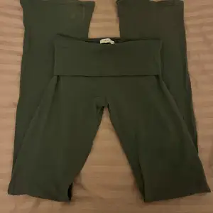 Säljer nu mina low waist bootcut yoga pants från Nelly då dem inte kommer till så stor användning längre ❤️ finns 2 små fläckar på låret (bild 3 och 4) Nypris: 299kr ❤️ Skriv gärna om ni har några frågor eller funderingar ❤️ priset kan diskuteras ❤️