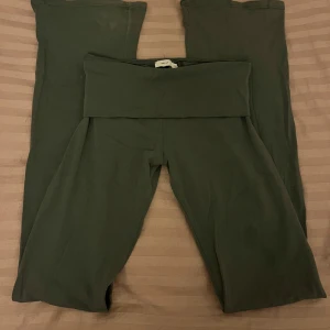 Yoga pants ❤️ - Säljer nu mina low waist bootcut yoga pants från Nelly då dem inte kommer till så stor användning längre ❤️ finns 2 små fläckar på låret (bild 3 och 4) Nypris: 299kr ❤️ Skriv gärna om ni har några frågor eller funderingar ❤️ priset kan diskuteras ❤️