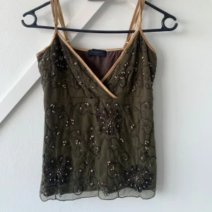linne med paljetter - jättesnyggt vintage mörkgrönt festlinne med paljetter och pärlor. passar storlek s-m     lägre pris vid snabb affär