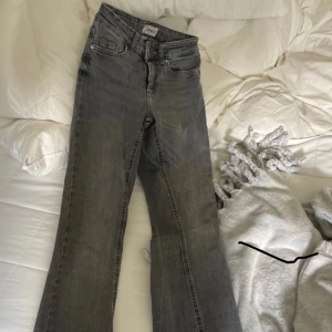Jeans - Jätte fina, utsvängda, uppsydda passar nån mellan 160-165