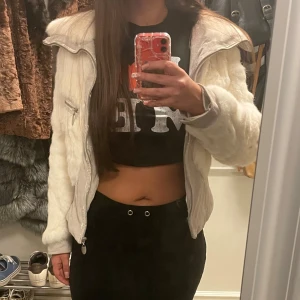 Äkta pälsjacka  - Äkta kanin pälsjacka den har blivit kemtvättad och använd 2 gånger efter. Det var ett vitt lager där det nu är grått som gick av när den kemtvättades, några små bitar vitt finns kvar men kan pillas bort. Den har några hål men det borde gå att sy ihop