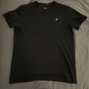 Lyle & scott t-shirt - Lyle & scott, storlek: small/14-15 år. Bra skick. Kommer att tvätta den innan skickning.