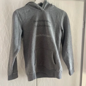 Peak performance hoodie - Säljer en peak performance hoodie pga att den är för liten. Den är i bra skick och används fåtal gånger. 