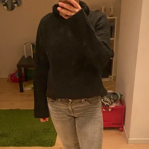 Stickad tröja  - Svart stickad tröja med liten krage i fint skick. Storlek S