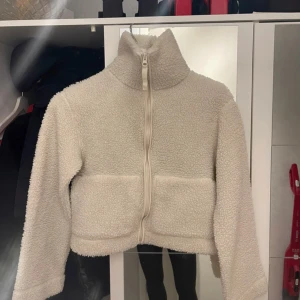 Hm Teddy jacka - Säljer denna slutsålda hm Teddy jackan. I fint skick!!