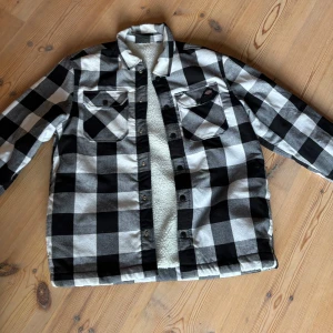Dickies jacka  - Rutig jacka köpt för 999 två år sen. Använt mycket sällan då den sen länge varit för liten. Så gott som ny helt enkelt. Fråga för fler bilder 