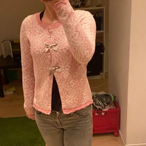 Odd Molly kofta - Rosa Odd Molly kofta i storlek 34. Den är i väldigt fint skick utan några lösa trådar och andra skavanker