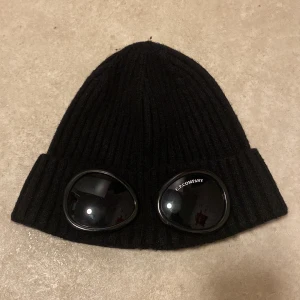 C.P company mössa - Cp company mössa för endast 350kr. Är i jättebra skick har använt några gånger men ser helt ny ut. Inget har gått sönder. Passar jättebra för vintern.